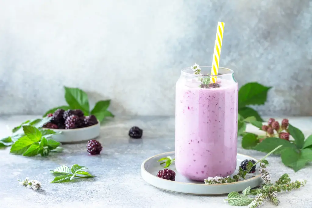 Berry & yoghurt smoothie