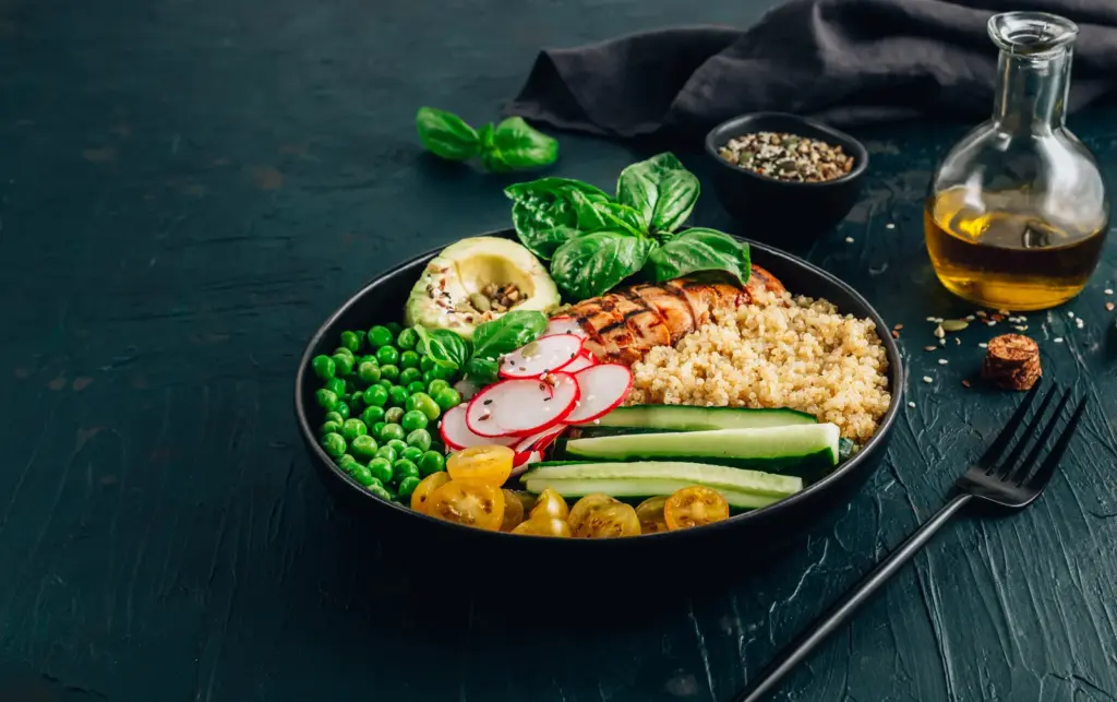 Chicken, quinoa & greens bowl