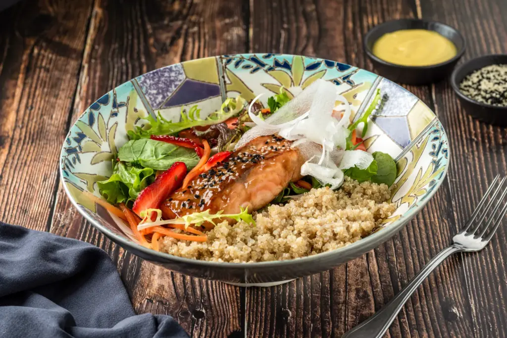 Baked salmon, broccoli & quinoa bowl
